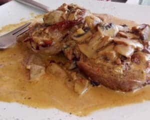 Escalope de poulet aux champignons et aux lardons